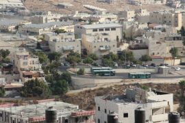 مستوطنة بسغات زئيف شمال شرق القدس يفصلها الجدار عن الأحياء العربية