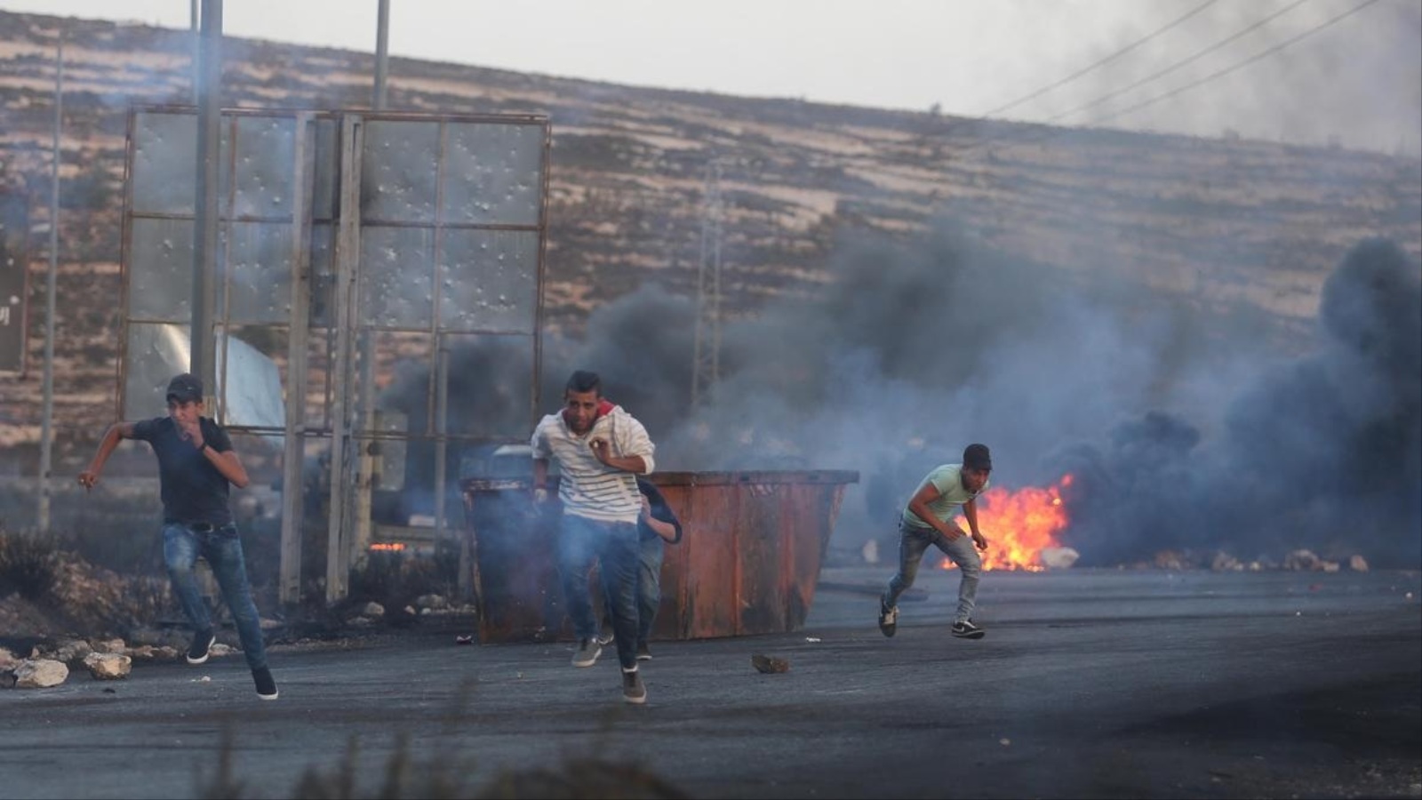 ‪شبان فلسطينيون ينغصون على قوات الاحتلال ويخيفون إسرائيل‬ (الأناضول)