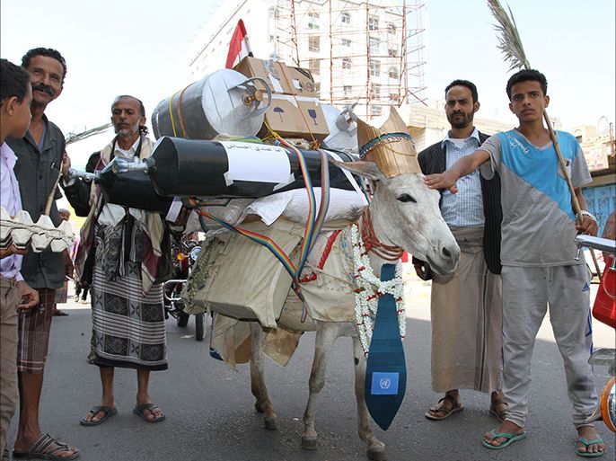 ناشطون بمدينة تعز يكرمون أحد الحمير لمساهمتها بنقل المواد الغذائية والطبية للمحاصرين