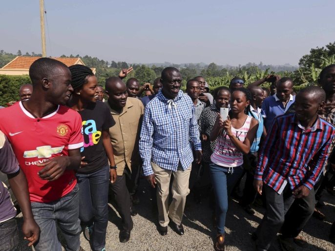 Longtime opposition leader Kizza Besigye (C) leaves after casting his vote in the presidential election at Rwakabengo polling station in Rukungiri a small town west of capital Kampala, February 18, 2016. Ugandans started casting their votes on Thursday to decide whether to give Yoweri Museveni, in power for three decades, another term in office. REUTERS/Edward Echwalu EDITORIAL USE ONLY. NO RESALES. NO ARCHIVE