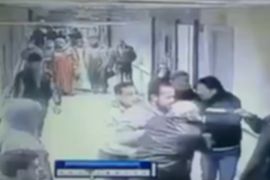 نشطاء يتداولون مقطع فيديو يظهر جانبا من اعتداء أمناء شرطة على أطباء بمستشفى المطرية بالقاهرة