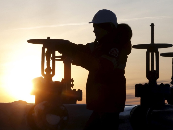 ‪‬ تسببت تخمة المعروض في هبوط أسعار النفط نحو 70% منذ منتصف 2014(رويترز)
