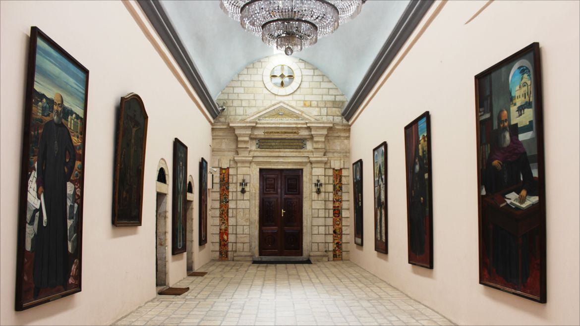 صورة من مدخل بطريركية الأرمن وعلى يمين ويسار المدخل صور رسمت للبطاركة الأرمن الذين تركوا بصمة خلال سلطتهم في البطريركية.