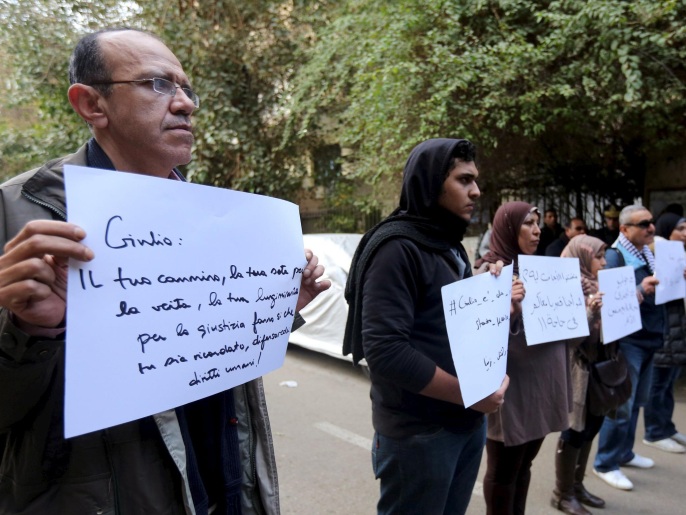 نشطاء في وقفة أمام السفارة الإيطالية في القاهرة تنديدا بمقتل ريجيني (رويترز)