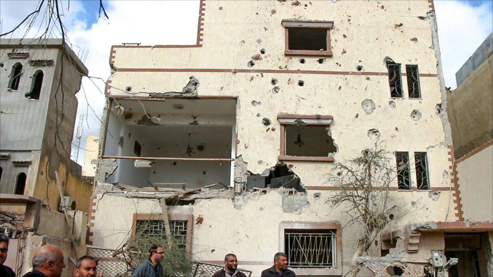 ‪مبنى في حي سكني بدرنة تضرر من القصف الذي أصاب المدينة‬ (الجزيرة)