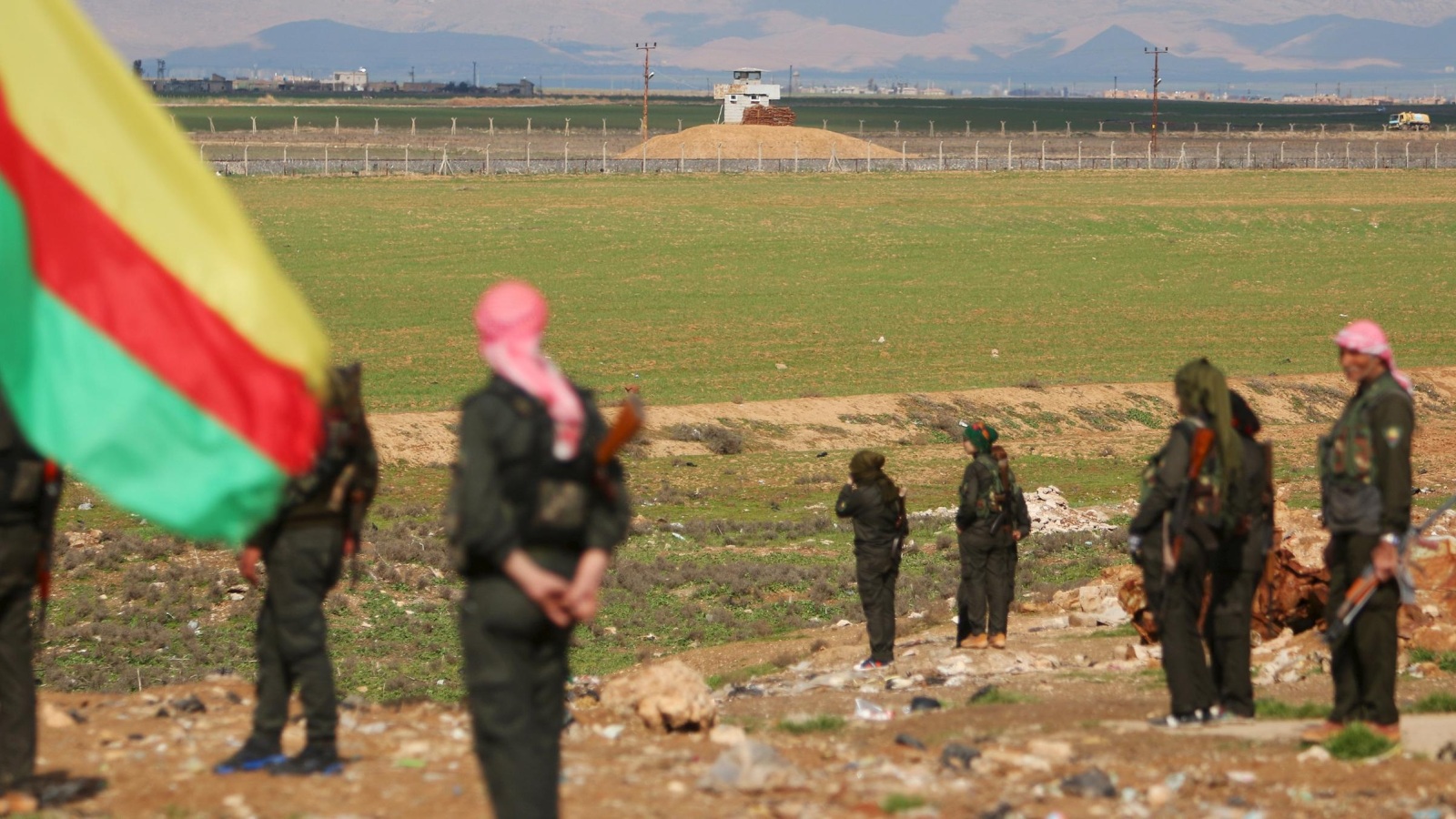 ‪قوات كردية بمدينة الدرباسية على مقربة من الحدود السورية التركية‬ (رويترز)