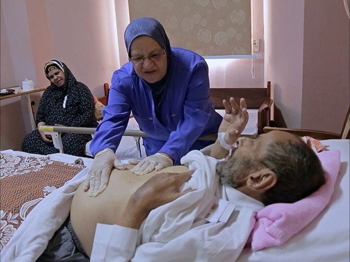 تحت المجهر- صعوبات ممارسة الطب في مصر دفعت الكثير من الأطباء إلى الهجرة بحثاً عن فرص