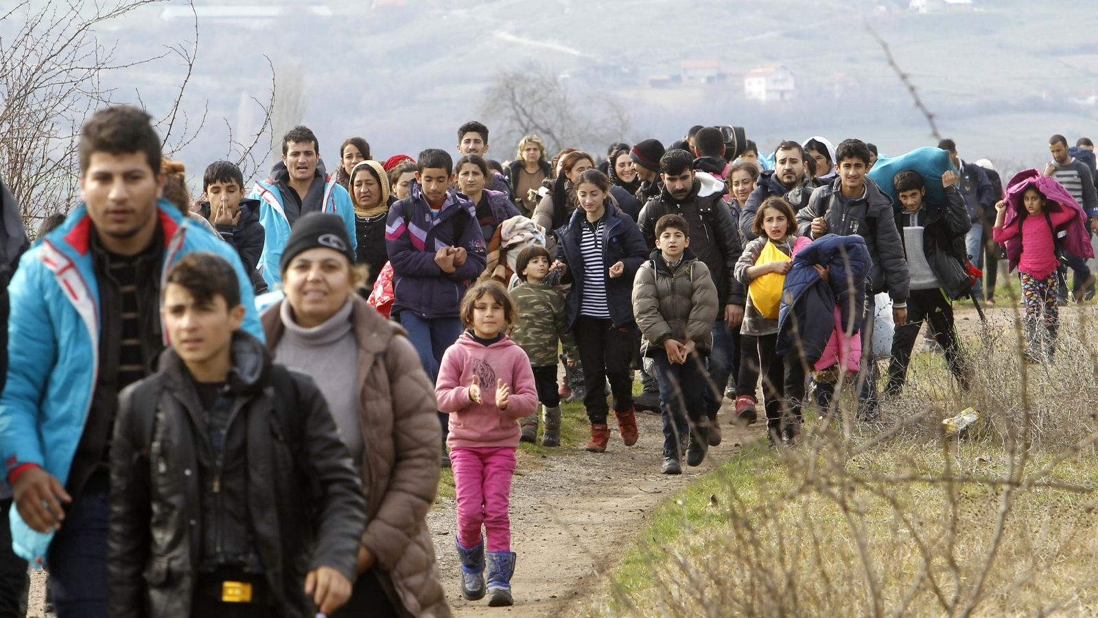 لاجئون أغلبيتهم من الأفغان يعودون إلى مقدونيا بعد رفض صربيا السماح لهم بالمرور (أسوشيتد برس)