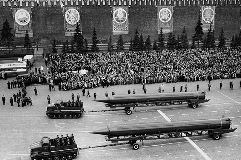 الموسوعة - Sandal (ss-4) missiles at a 1961 may day parade in red square, moscow, ussr, the ss-4 is a single-stage, liquid-fuel irbm with a choice of nuclear or conventional warheads and a range of 1,100 miles, first seen in 1961. (Photo by: Sovfoto/UIG via Getty Images)