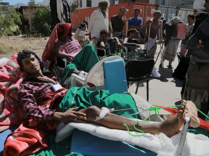 Injured people gather at the yard of al-Thawra hospital in Yemen's southwestern war-torn city of Taiz to protest against what they say a blockade by the Houthi rebels on the city December 30, 2015. REUTERS/Stringer EDITORIAL USE ONLY. NO RESALES. NO ARCHIVE