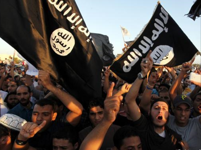 متظاهرون وأعلام الدولة الإسلامية - ليبيا