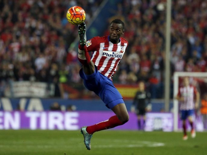 Atletico Madrid's Jackson Martinez controls the ball during their Spanish first division soccer match against Valencia at Vicente Calderon stadium in Madrid, Spain, October 25, 2015. REUTERS/Sergio Perez TPX IMAGES OF THE DAY