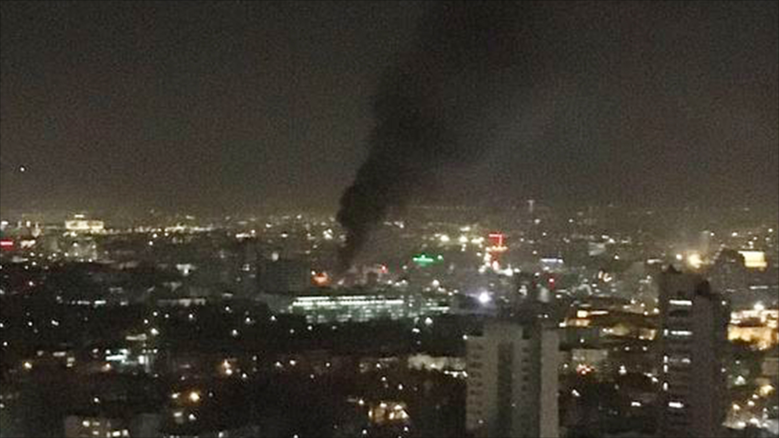 ‪أعمدة دخان متصاعدة من شدة الانفجار الذي هز وسط أنقرة‬ (ناشطون)