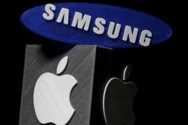 3D-printed Samsung and Apple logos are seen in this picture illustration made in Zenica, Bosnia and Herzegovina on January 26, 2016. Apple Inc is expected to report a 1.3 percent increase in iPhone sales in the holiday quarter, its slowest ever and a far cry from the double-digit growth investors have come to expect. Apple sold 75.5 million iPhones in the October-December quarter, according to research firm FactSet StreetAccount, 1 million more than what was sold in the year-ago quarter. REUTERS/Dado Ruvic
