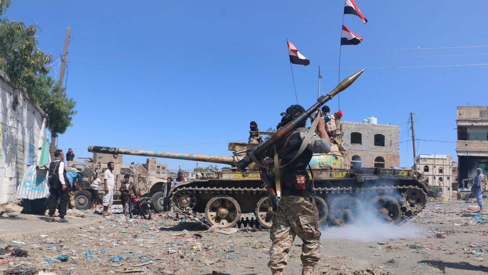 قوات المقاومة الشعبية في أحد مواقع المواجهات مع الحوثيين في تعز(أسوشيتد برس)