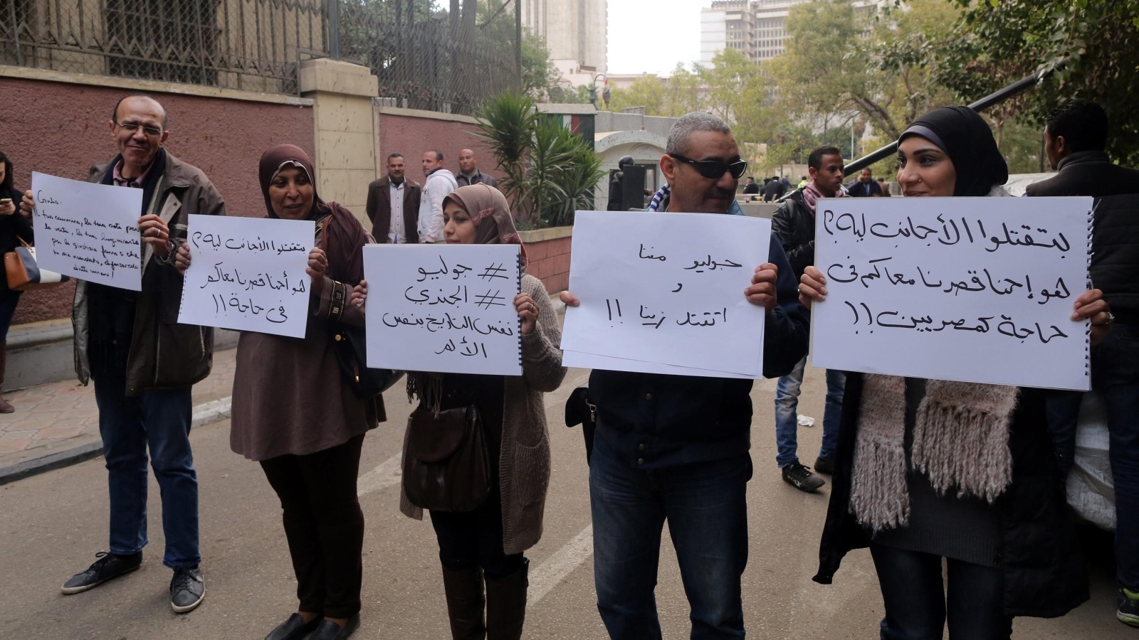 ‪نشطاء مصريون يرفعون لافتات ساخرة تندد بمقتل المواطن الإيطالي جوليو ريجيني في القاهرة (الأوروبية)‬ نشطاء مصريون يرفعون لافتات ساخرة تندد بمقتل المواطن الإيطالي جوليو ريجيني في القاهرة (الأوروبية)