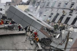 Rescuers search for survivors from a collapsed building following a 6.4 magnitude earthquake that struck the area in Tainan City, Taiwan, 06 February 2016. At least three people, including an infant, were killed and dozens injured when a high-rise building collapsed after a 6.4-magnitude earthquake struck southern Taiwan early 06 February, authorities said. The 17-storey building in Tainan city was said to be home to about 200 people in 60 households, state-run media reported. Several other buildings in Tainan collapsed or were damaged by the quake that struck at 03:57 am local time (19:57 GMT Friday).