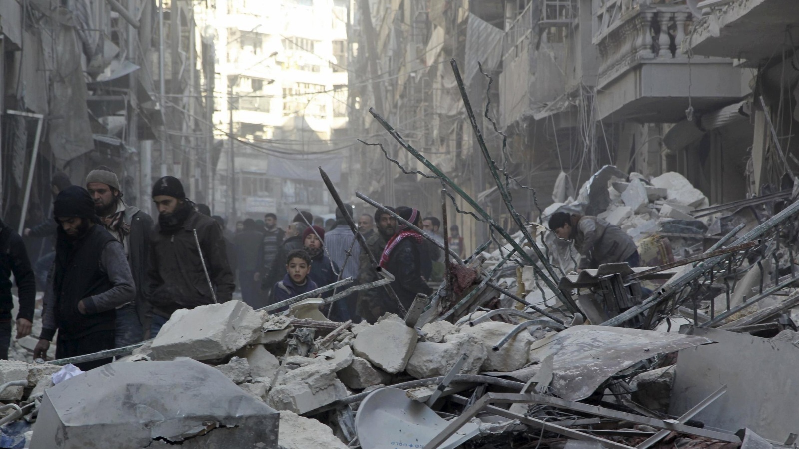 ‪الدمار الذي لحق بأحد أحياء مدينة حلب جراء القصف الروسي‬ الدمار الذي لحق بأحد أحياء مدينة حلب جراء القصف الروسي (رويترز)