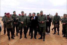 وزير الدفاع (وسط) يتفقد القوات عسكرية تونسية تحرس الحدود/قرب الحدود مع ليبيا/جنوب تونس/فبراير/شباط 2016 (صورة خاصة)