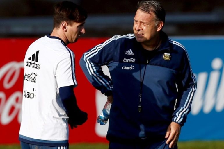Argentina's striker Lionel Messi (L) talks to head coach Gerardo Martino during a training session in La Serena, June 23, 2015. Argentina will play against Colombia on June 26 in their quarter-final match at the Copa America soccer tournament in Chile. REUTERS/Marcos Brindicci