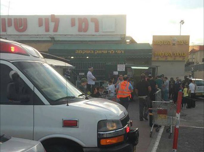من موقع عملية الطعن التي أدت الى إصابة مستوطنين اثنين وصفت جراح أحدهما بالخطيرة قرب بلدة جبع شمال القدس المحتلة.