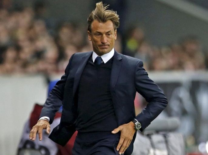 Lille's coach Herve Renard runs after a ball during their French Ligue 1 soccer match against Olympique Marseille at the Pierre Mauroy stadium in Villeneuve d'Ascq near Lille, October 25, 2015. REUTERS/Pascal Rossignol