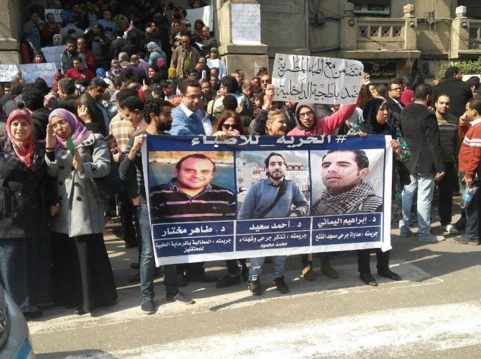 الأطباء تجمعوا أمام دار الحكمة في القاهرة ورفعوا لافتات تندد باعتداءات الشرطة ضد زملائهم
