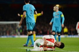 Football Soccer - Arsenal v FC Barcelona - UEFA Champions League Round of 16 First Leg - Emirates Stadium, London, England - 23/2/16 Arsenal's Alex Oxlade Chamberlain lies injured Action Images via Reuters / Tony O'Brien Livepic EDITORIAL USE ONLY.