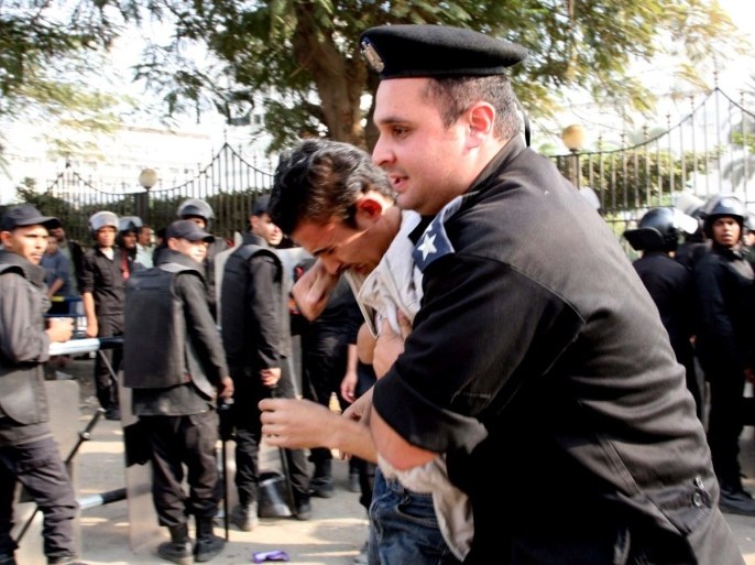 اعتداء أحد ضباط الشرطة المصرية على متظاهر أثناء القبض عليه