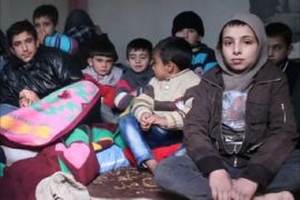 أطفال من مدينة الباب في المجمع السكني الذي تم افتتاحه لإيواء النازحين - الجزيرة نت