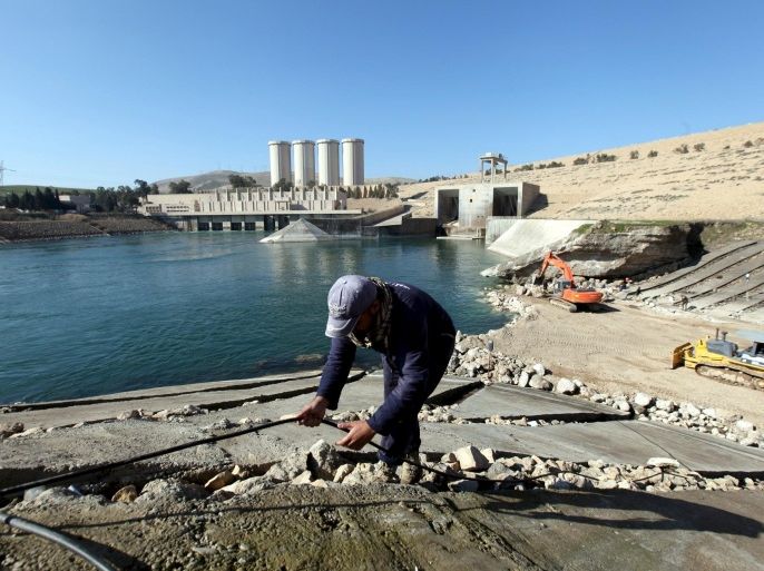 Employees work at strengthening the Mosul Dam in northern Iraq, February 3, 2016. REUTERS/Azad Lashkari