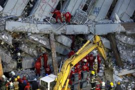 Rescuers search for survivors from a collapsed building following a 6.4 magnitude earthquake in Tainan City, southern Taiwan, 07 February 2016. At least eight people, including an infant, were killed and hundreds injured when a 6.4-magnitude earthquake struck southern Taiwan early 06 February 2016, authorities said. A 17-storey apartment building collapsed in Tainan City's Yungkang district. It was said to be home to about 250 people in 96 households, according to the Central Emergency Operation Center.