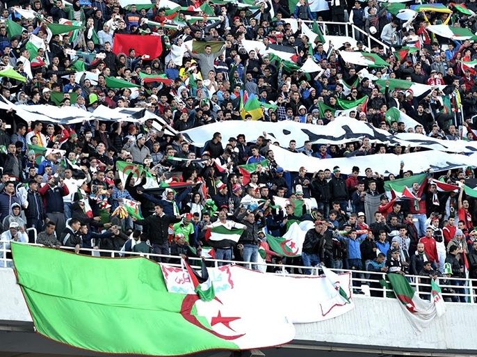 العلم الفلسطيني رفع جنبا إلى جنب مع العلم الجزائري في مدرجات تغص بالمشجعين.j