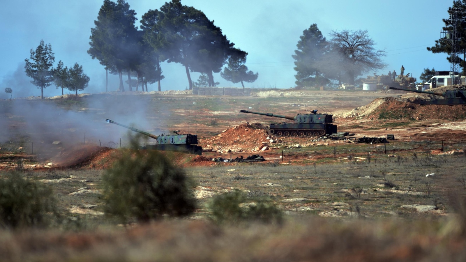 ‪القصف المدفعي التركي يستهدف منع المسلحين الأكراد السوريين من التقدم نحو مدينة إعزاز شمال حلب‬ (أسوشيتد برس)