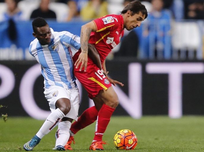 Getafe´s Uruguayan defender Damian Suarez (R) in action against Ghanaian Christian Atsu (L) of Malaga during the Spanish Primera Division soccer match played at La Rosaleda stadium in Malaga, southern Spain, 05 February 2016.