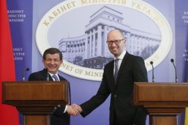 Ukrainian Prime Minister Arseniy Yatsenyuk (R) shakes hands with his Turkish counterpart Ahmet Davutoglu (L) during a joint press conference in Kiev, Ukraine, 15 February 2016. Turkish Prime Minister Ahmet Davutoglu arrived in Kiev 15 February for an official visit.