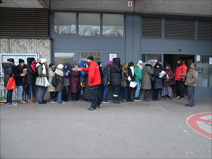 لاجئات بانتظار التسجيل بمركز لاغيزو في برلين (الجزيرة نت)