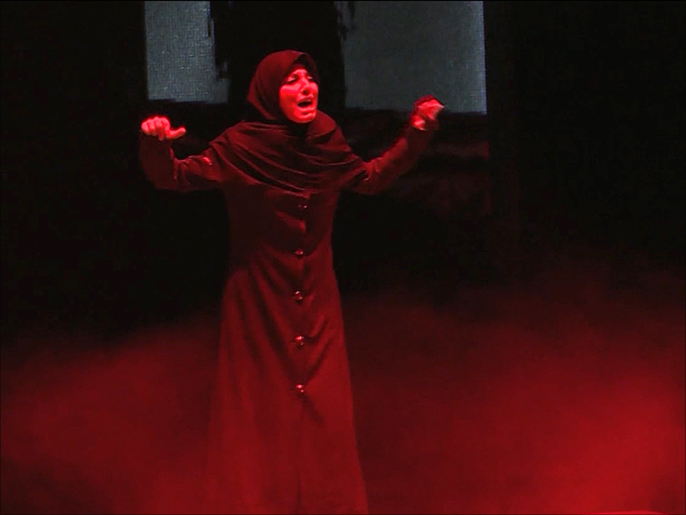 مسرحية تركية تذكّر بسياسة "اخلعي الحجاب لتبقي بالجامعة"