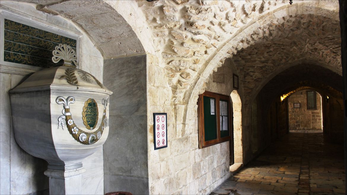 مدخل الحي الأرمني من الداخل وعلى يسار الصورة يظهر المرسوم الرئاسي المذكور أعلاه وقدد جدد على قطعة من الرخام.