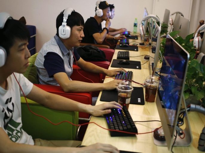 Chinese people use computers in an internet cafe in Beijing, China, 26 June 2015. China has more than 630 million internet users and 570 million mobile phone users and the country is pushing for increase in investment and development in new technologies for mobile, smart devices and e-commerce, in line with Chinese Premier Li Keqiang's 'Internet Plus' policy which he introduced in March.