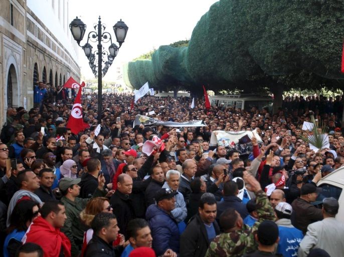 Tunisian police officers and security personnel shout slogans during a protest in front of the prime minister's office in Tunis, Tunisia February 25, 2016. Several thousand Tunisian policemen protested in front of the prime minister's office on Thursday, chanting and demanding more pay and better working conditions as they face Islamist militants targeting security forces. REUTERS/Zoubeir Souissi