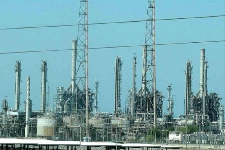 حقول الروضتين النفطية شمال الكويت تعرف تسربا للغاز الطبيعي