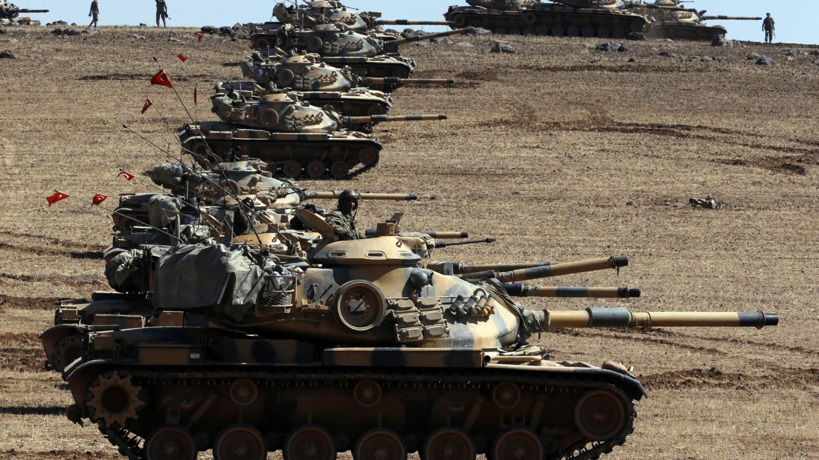 ‪دبابات تركية متمركزة على الحدود التركية السورية‬ دبابات تركية متمركزة على الحدود التركية السورية (رويترز)