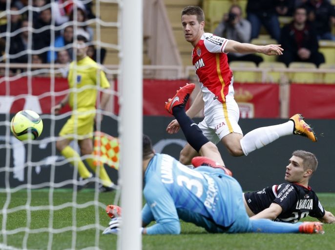 VH17953 - Monaco, -, MONACO : Nice's French defender Maxime Le Marchand (R) vies with Monaco's Croatian midfielder Mario Pasalic (L) during the French L1 football match Monaco (ASM) vs Nice (OGCN) on February 6, 2016 at the Louis II stadium in Monaco.