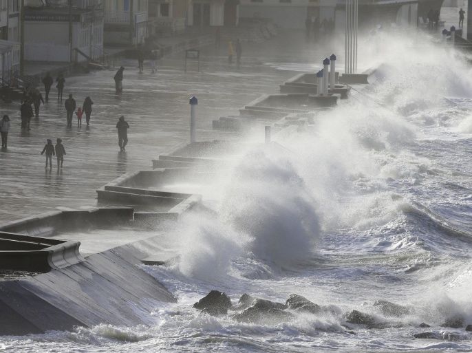 Waves crash against the sea front in Wimereux as strong winds battered northern France, February 7, 2016. REUTERS/Pascal Rossignol