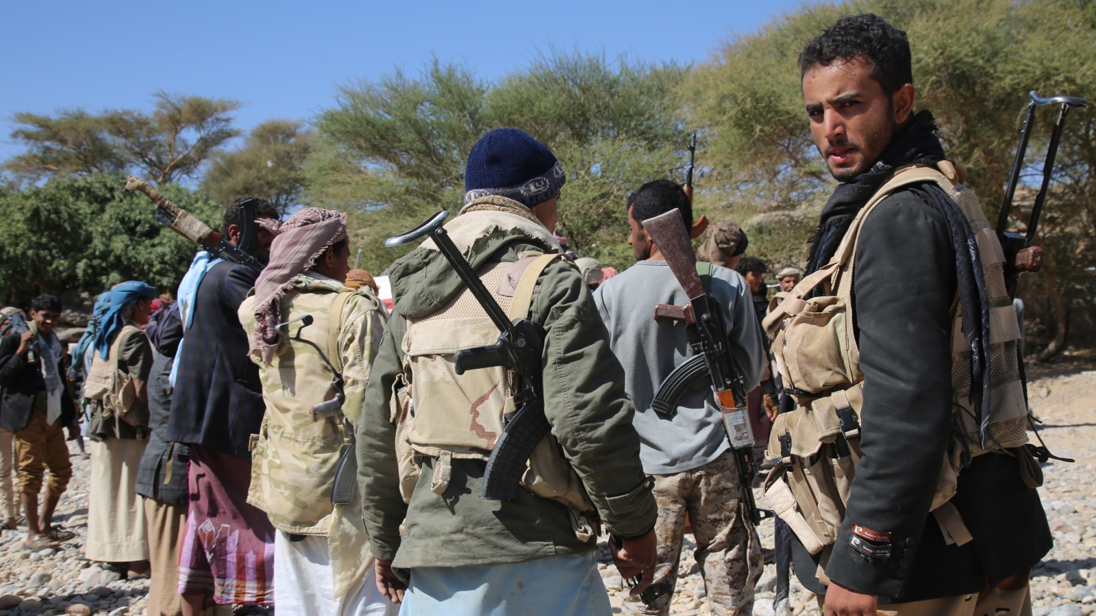 مقاتلون من المقاومة الشعبية في أحد المواقع بمديرية نهم شرق العاصمة صنعاء (الجزيرة)