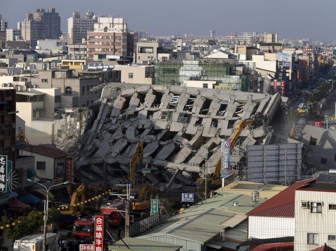 A general view of the collapsed 17-storey apartment building, on the fourth day of searching for survivors in Tainan City, southern Taiwan, 09 February 2016. More than 100 people are missing after a 6.4-magnitude earthquake that struck Taiwan on 06 February killed at least 38 in southern Taiwan, while three people were rescued alive, authorities said 08 February 2016.