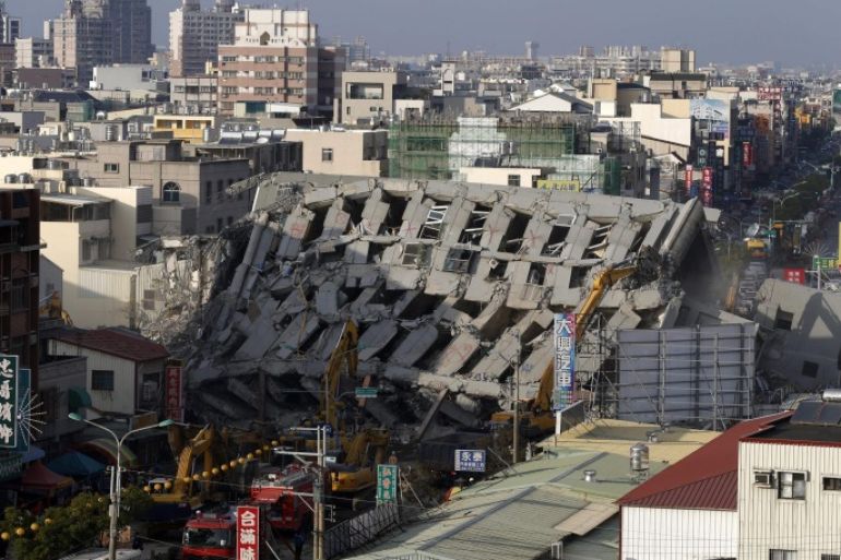 A general view of the collapsed 17-storey apartment building, on the fourth day of searching for survivors in Tainan City, southern Taiwan, 09 February 2016. More than 100 people are missing after a 6.4-magnitude earthquake that struck Taiwan on 06 February killed at least 38 in southern Taiwan, while three people were rescued alive, authorities said 08 February 2016.