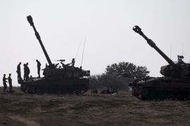 Israeli soldiers from the artillery unit, attend a training in the Golan Heights, near the Israeli-Syrian border, 22 December 2015. The Lebanese Shiite movement Hezbollah a day earlier vowed to avenge a leading militant assassinated on 20 December in an Israeli airstrike on the outskirts of Damascus. Israeli officials have not claimed responsibility for the killing of al-Quntar, though they usually do not confirm military action in Syria. Israeli media outlets widely reported on the incident. Apparent Israeli airstrikes have previously hit Hezbollah and other pro-government forces who are fighting against rebels and al-Qaeda jihadists near the Israeli-occupied Golan Heights.