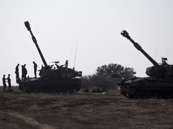Israeli soldiers from the artillery unit, attend a training in the Golan Heights, near the Israeli-Syrian border, 22 December 2015. The Lebanese Shiite movement Hezbollah a day earlier vowed to avenge a leading militant assassinated on 20 December in an Israeli airstrike on the outskirts of Damascus. Israeli officials have not claimed responsibility for the killing of al-Quntar, though they usually do not confirm military action in Syria. Israeli media outlets widely reported on the incident. Apparent Israeli airstrikes have previously hit Hezbollah and other pro-government forces who are fighting against rebels and al-Qaeda jihadists near the Israeli-occupied Golan Heights.
